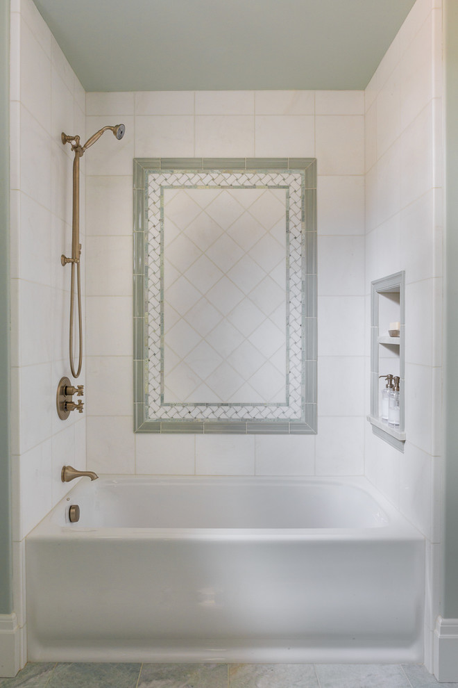 Foto di una stanza da bagno tradizionale con vasca ad alcova, vasca/doccia e piastrelle bianche
