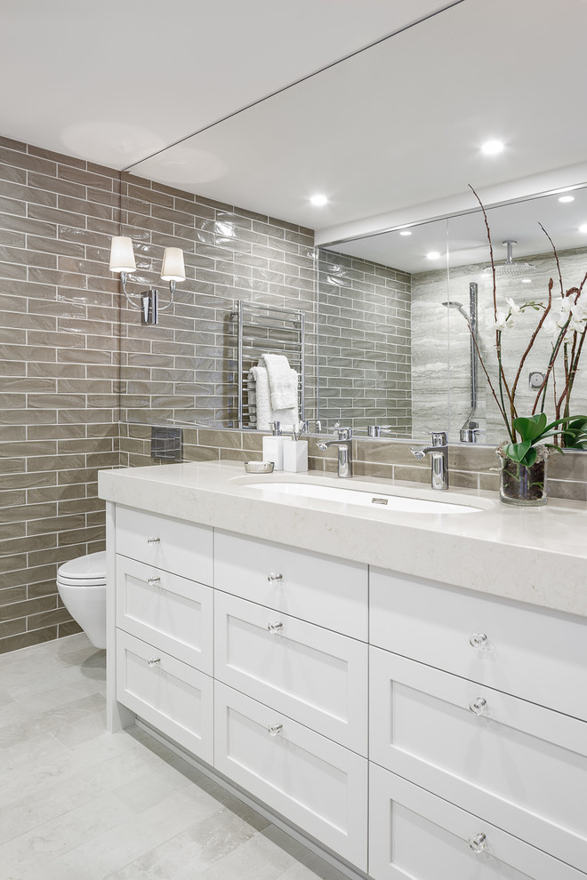 Источник вдохновения для домашнего уюта: большая главная ванная комната с белыми фасадами, отдельно стоящей ванной, серой плиткой и серыми стенами