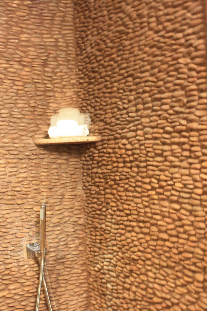Aménagement d'une salle de bain asiatique en bois brun de taille moyenne avec un placard sans porte, une douche d'angle, WC séparés, un carrelage marron, une plaque de galets, un mur vert, un sol en carrelage de porcelaine, une vasque et un plan de toilette en bois.