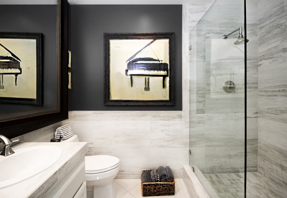 Пример оригинального дизайна: ванная комната в стиле модернизм с фасадами с выступающей филенкой, белыми фасадами, открытым душем, унитазом-моноблоком, черными стенами, мраморным полом, накладной раковиной, столешницей из плитки, белым полом, открытым душем, белой столешницей, тумбой под две раковины и встроенной тумбой