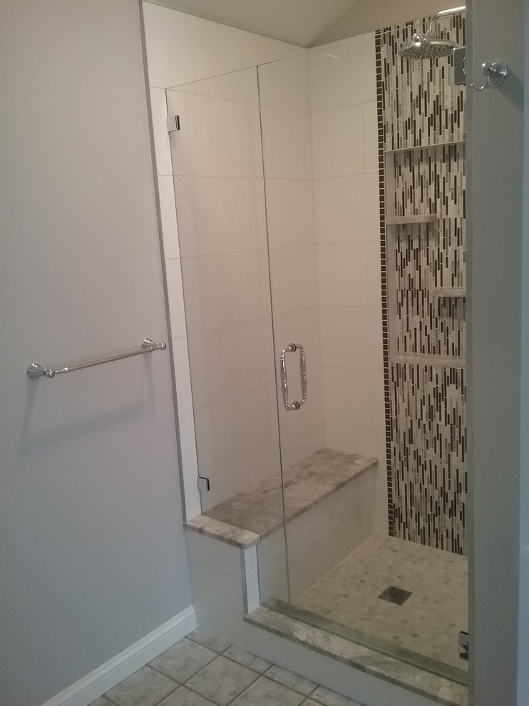 Пример оригинального дизайна: главная ванная комната среднего размера в классическом стиле с фасадами с выступающей филенкой, белыми фасадами, душем в нише, раздельным унитазом, черно-белой плиткой, керамогранитной плиткой, серыми стенами, полом из керамогранита, врезной раковиной и столешницей из кварцита
