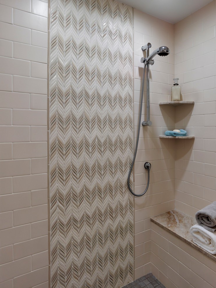 Maritimes Badezimmer En Suite mit Eckdusche, beigen Fliesen, Metrofliesen und beiger Wandfarbe in Philadelphia