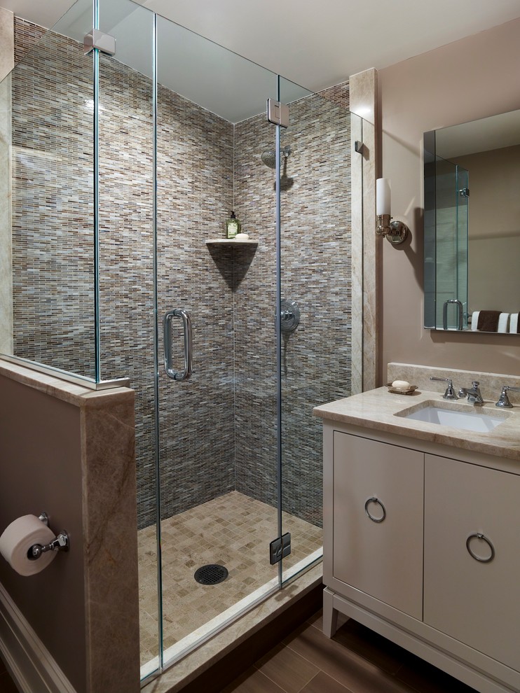Ejemplo de cuarto de baño costero con lavabo bajoencimera, armarios con paneles lisos, puertas de armario blancas, ducha esquinera, baldosas y/o azulejos beige y paredes beige