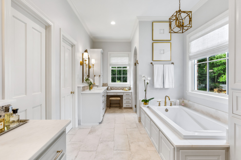 Immagine di una stanza da bagno chic con ante bianche, vasca da incasso, pareti grigie, lavabo sottopiano, pavimento grigio, top bianco, due lavabi e mobile bagno incassato