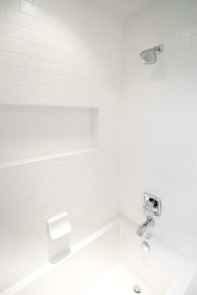 Foto på ett mellanstort vintage en-suite badrum, med luckor med infälld panel, vita skåp, ett badkar i en alkov, en dusch/badkar-kombination, en toalettstol med separat cisternkåpa, beige väggar, klinkergolv i porslin och ett undermonterad handfat