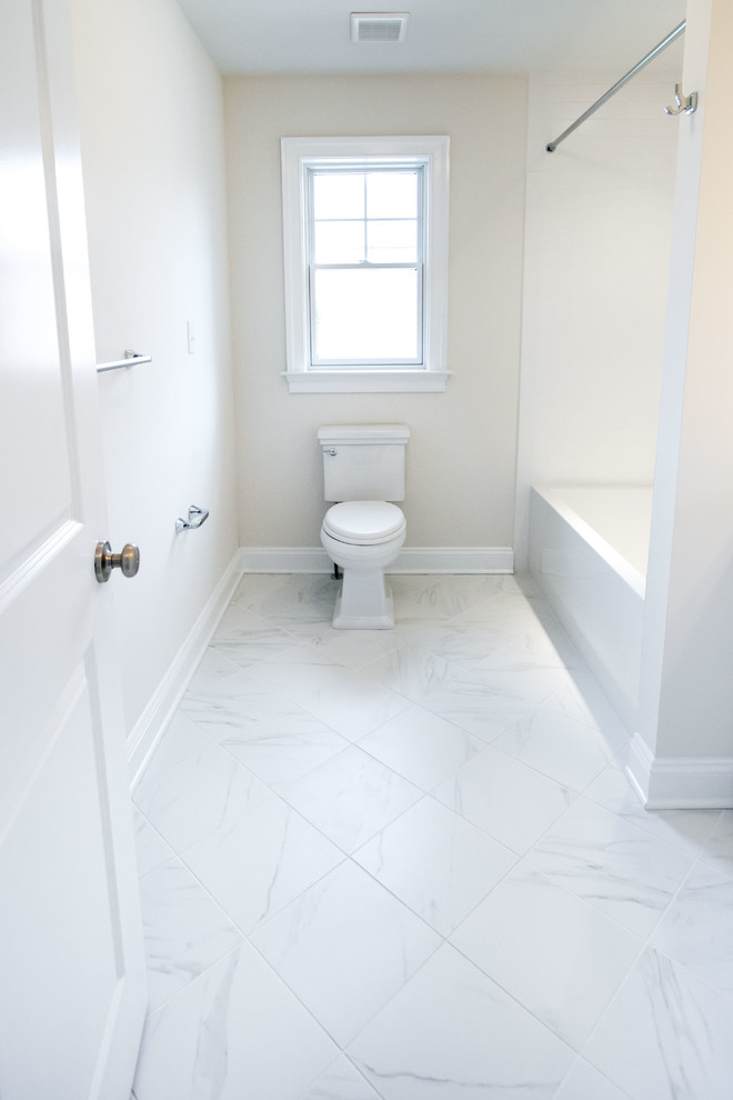 На фото: главная ванная комната среднего размера в классическом стиле с фасадами с утопленной филенкой, белыми фасадами, ванной в нише, душем над ванной, раздельным унитазом, бежевыми стенами, полом из керамогранита и врезной раковиной