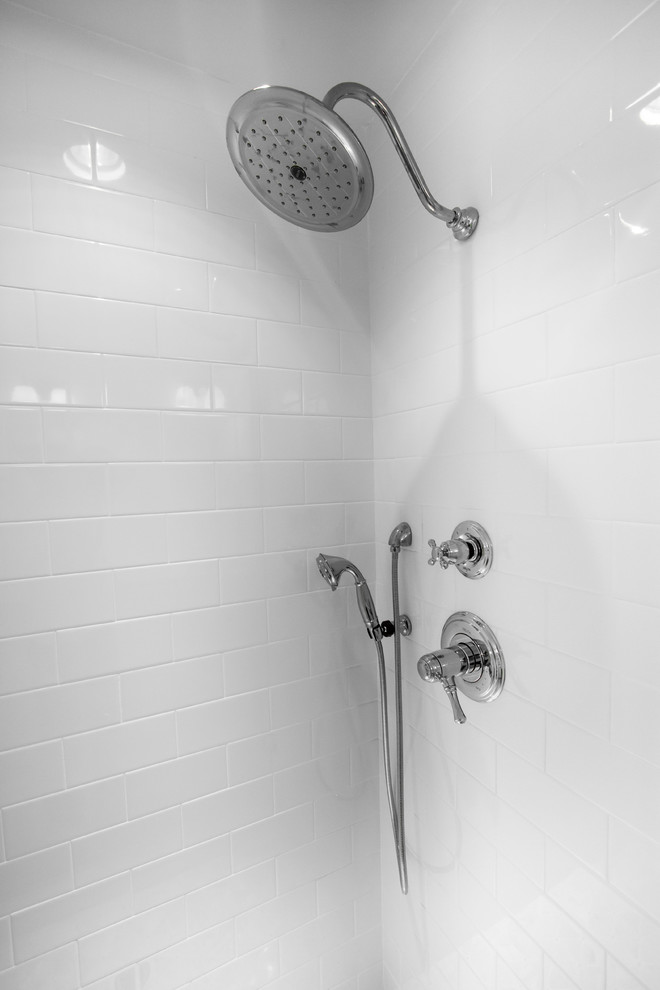 Inspiration pour une grande douche en alcôve principale traditionnelle avec un placard à porte shaker, des portes de placard blanches, WC à poser, un mur blanc, un lavabo encastré et un plan de toilette en marbre.