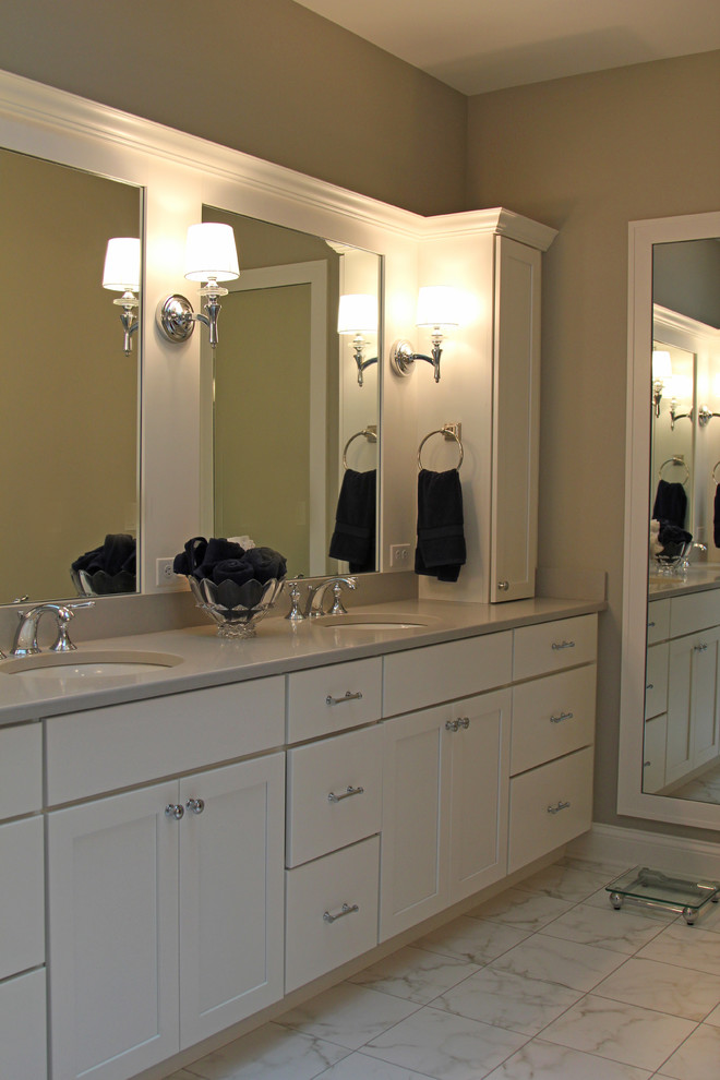 Источник вдохновения для домашнего уюта: ванная комната в классическом стиле с врезной раковиной, белой плиткой, каменной плиткой и бежевыми стенами