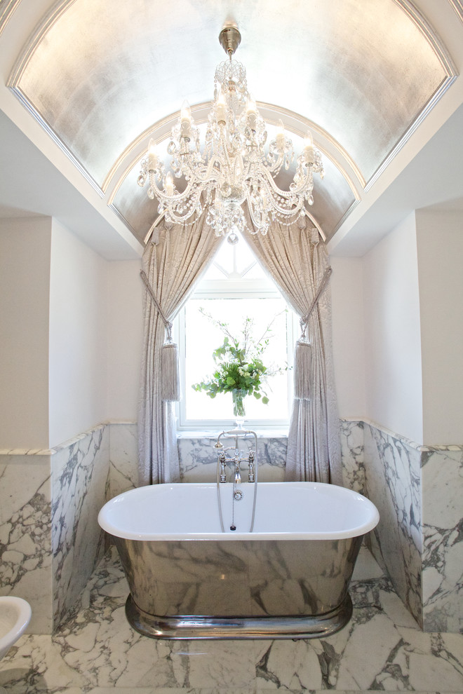 Стильный дизайн: ванная комната среднего размера в викторианском стиле с мраморным полом - последний тренд