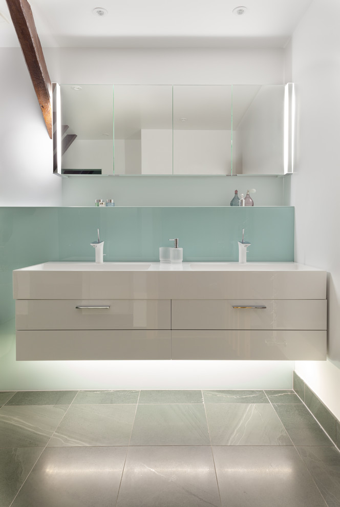 На фото: ванная комната в современном стиле с синей плиткой и белыми стенами с