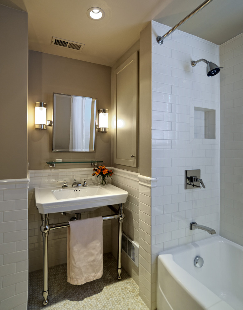 Aménagement d'une salle de bain principale classique de taille moyenne avec une baignoire en alcôve, un combiné douche/baignoire, un carrelage métro, un mur gris, un sol en marbre, un lavabo encastré et un plan de toilette en marbre.