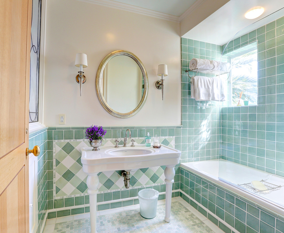 Immagine di una stanza da bagno chic con vasca da incasso, piastrelle verdi, piastrelle in ceramica, pareti bianche e lavabo a consolle