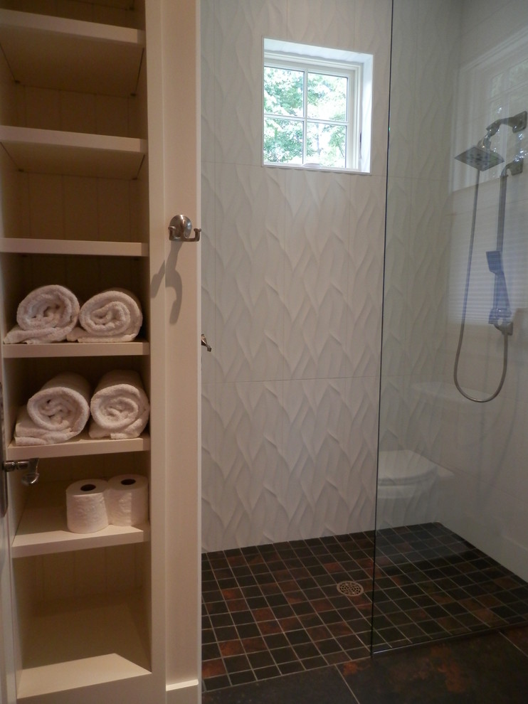 Exempel på ett stort modernt badrum med dusch, med en kantlös dusch, en toalettstol med separat cisternkåpa, svart kakel, porslinskakel och klinkergolv i porslin