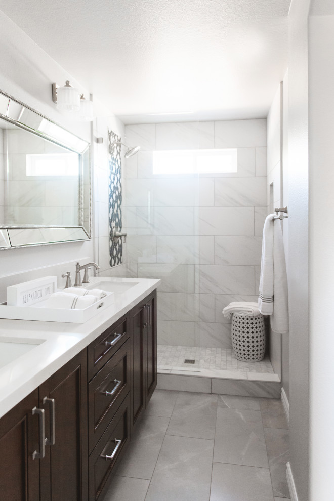Idéer för att renovera ett mellanstort funkis vit vitt en-suite badrum, med skåp i shakerstil, bruna skåp, en dusch i en alkov, en toalettstol med hel cisternkåpa, vit kakel, marmorkakel, vita väggar, laminatgolv, ett undermonterad handfat, marmorbänkskiva, grått golv och med dusch som är öppen