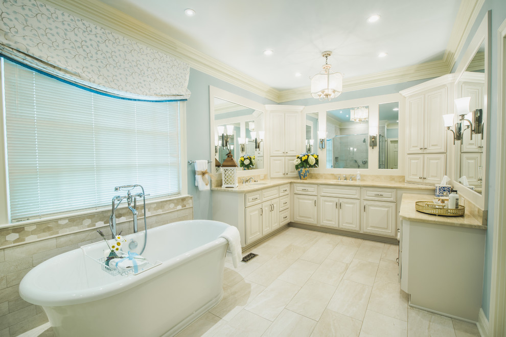 Свежая идея для дизайна: большая главная ванная комната в классическом стиле с фасадами с выступающей филенкой, белыми фасадами, отдельно стоящей ванной, угловым душем, раздельным унитазом, бежевой плиткой, разноцветной плиткой, плиткой мозаикой, синими стенами, полом из керамогранита, врезной раковиной и мраморной столешницей - отличное фото интерьера
