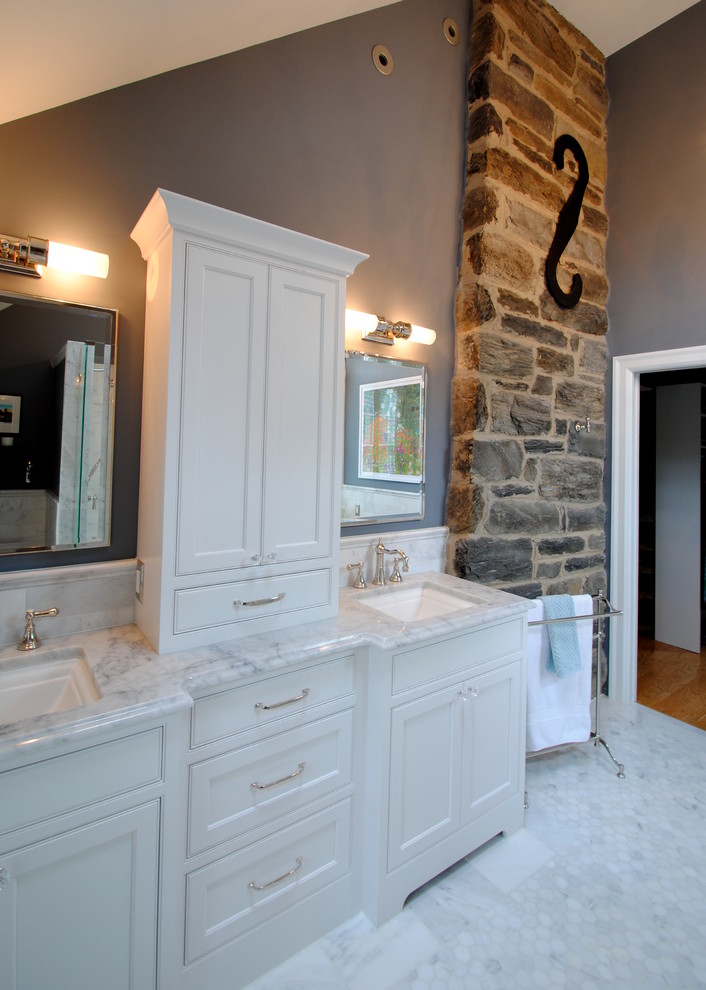 Cette photo montre une salle de bain chic avec un placard avec porte à panneau encastré, des portes de placard blanches, une douche ouverte, un carrelage blanc, un carrelage de pierre, un mur gris, un sol en carrelage de terre cuite, un lavabo encastré et un plan de toilette en marbre.