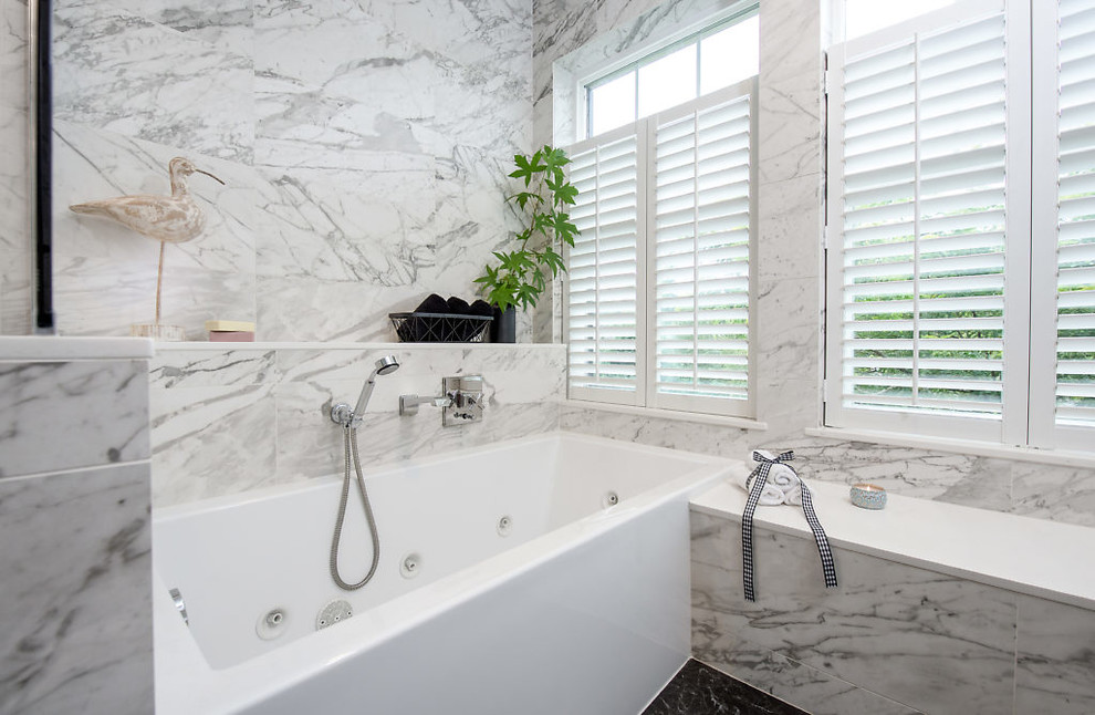 Inredning av ett modernt stort vit vitt en-suite badrum, med luckor med infälld panel, skåp i mörkt trä, ett badkar i en alkov, våtrum, grå väggar, marmorgolv, ett undermonterad handfat, bänkskiva i kvarts, svart golv och dusch med skjutdörr