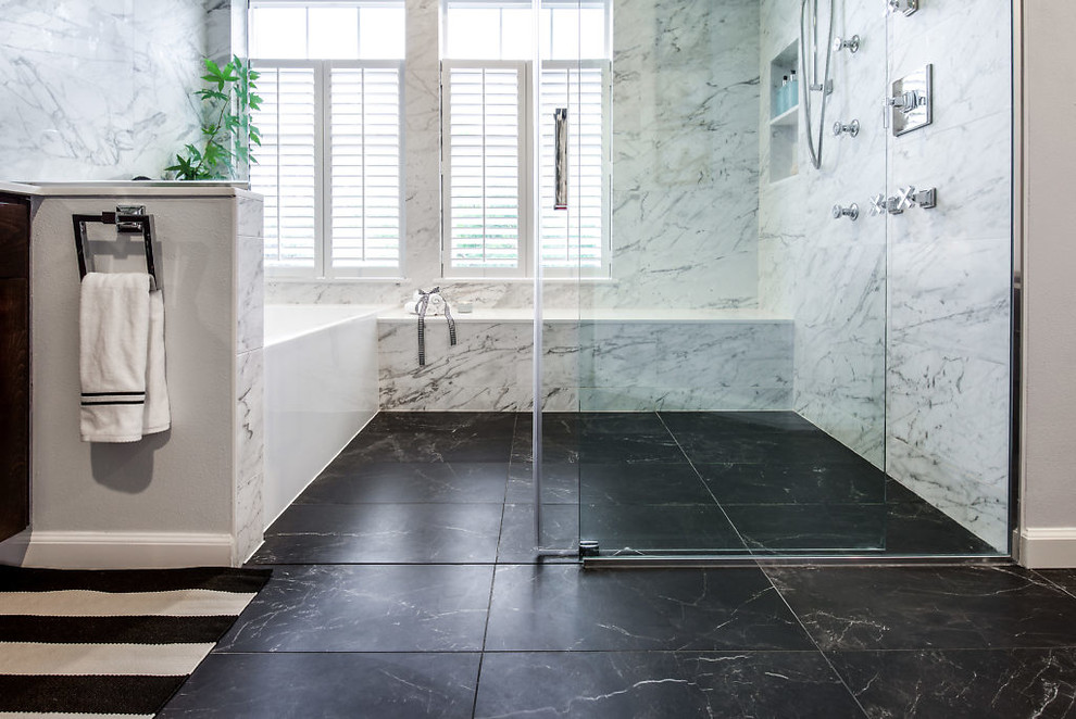 Modern inredning av ett stort vit vitt en-suite badrum, med luckor med infälld panel, skåp i mörkt trä, ett badkar i en alkov, våtrum, grå väggar, marmorgolv, ett undermonterad handfat, bänkskiva i kvarts, svart golv och dusch med skjutdörr