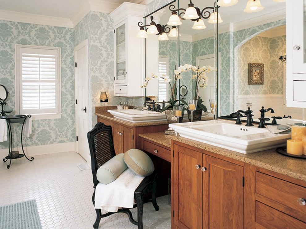 Exemple d'une salle de bain principale chic en bois brun avec une vasque, un placard à porte affleurante, un mur bleu et un sol en vinyl.