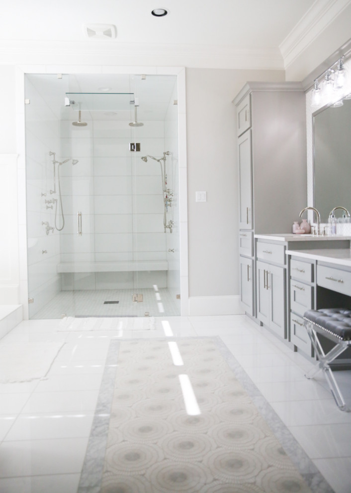 Inredning av ett klassiskt mellanstort vit vitt en-suite badrum, med skåp i shakerstil, grå skåp, ett fristående badkar, en dusch i en alkov, en toalettstol med separat cisternkåpa, vit kakel, keramikplattor, vita väggar, klinkergolv i porslin, ett undermonterad handfat, bänkskiva i kvarts, grått golv och dusch med gångjärnsdörr