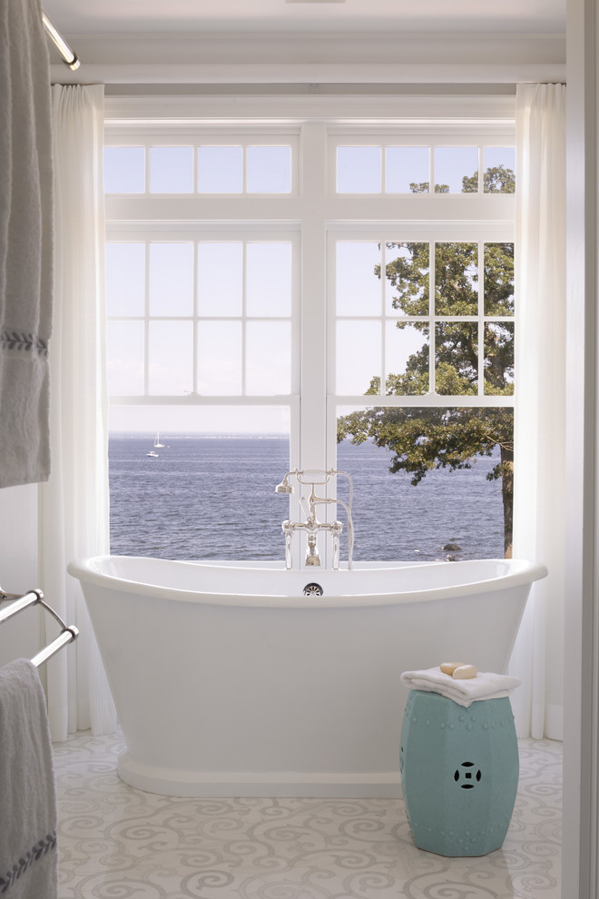 Свежая идея для дизайна: ванная комната в морском стиле с отдельно стоящей ванной и белым полом - отличное фото интерьера