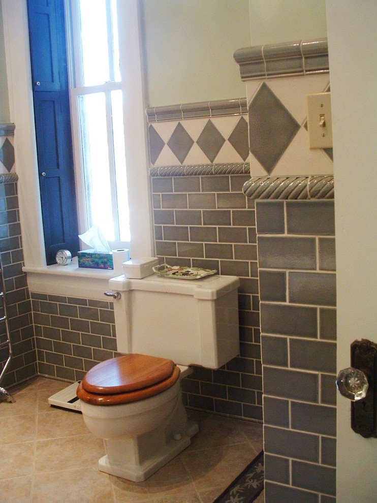 Foto di una grande stanza da bagno padronale tradizionale con ante in legno chiaro, piastrelle grigie, pareti grigie e pavimento con piastrelle in ceramica