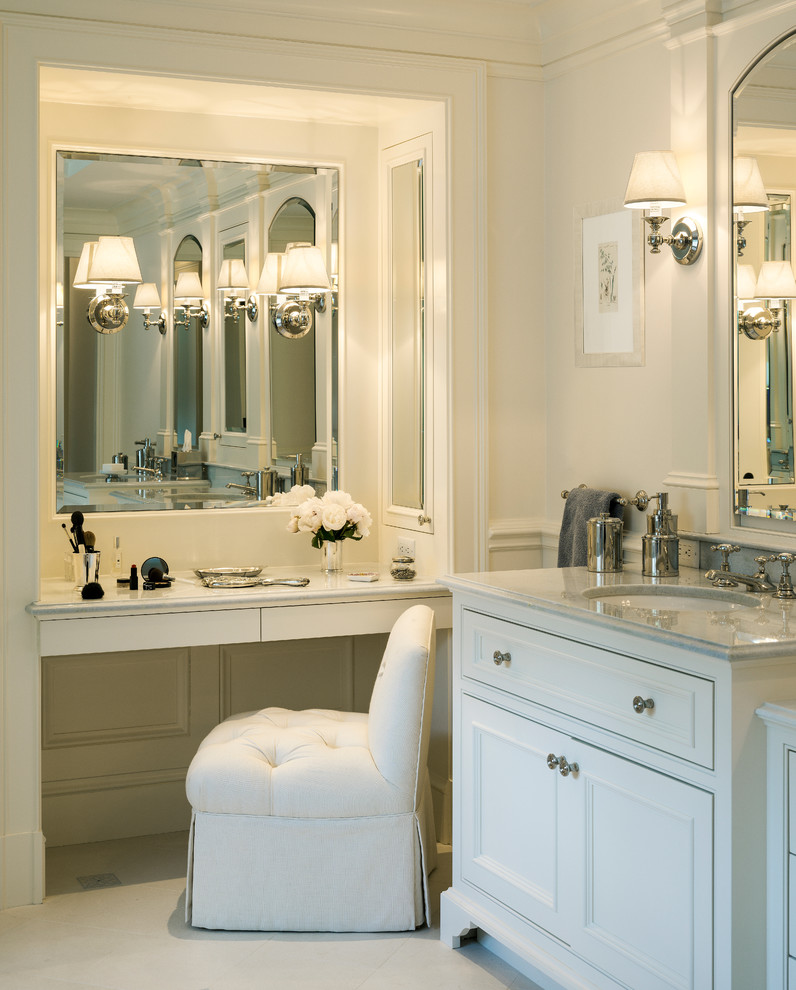 На фото: большая главная ванная комната в классическом стиле с врезной раковиной, фасадами с утопленной филенкой, белыми фасадами, белой плиткой и белыми стенами
