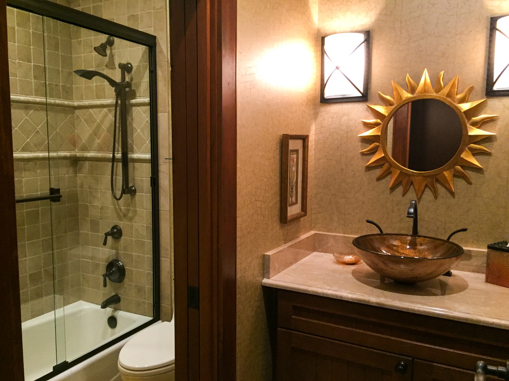 Bild på ett mellanstort vintage en-suite badrum, med en dusch/badkar-kombination och dusch med gångjärnsdörr