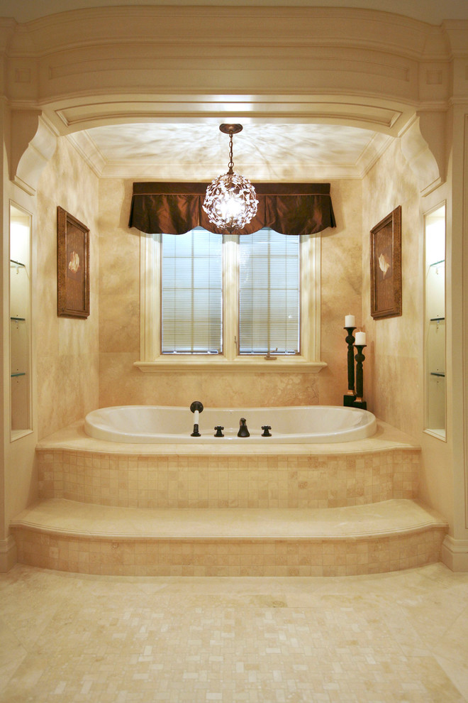 Ejemplo de cuarto de baño principal tradicional grande con bañera encastrada y paredes beige