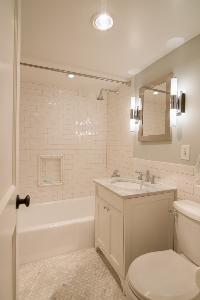 Idéer för ett mellanstort klassiskt badrum med dusch, med luckor med infälld panel, vita skåp, ett badkar i en alkov, en dusch i en alkov, en toalettstol med separat cisternkåpa, vit kakel, tunnelbanekakel, grå väggar, marmorgolv, ett undermonterad handfat, marmorbänkskiva, grått golv och dusch med duschdraperi