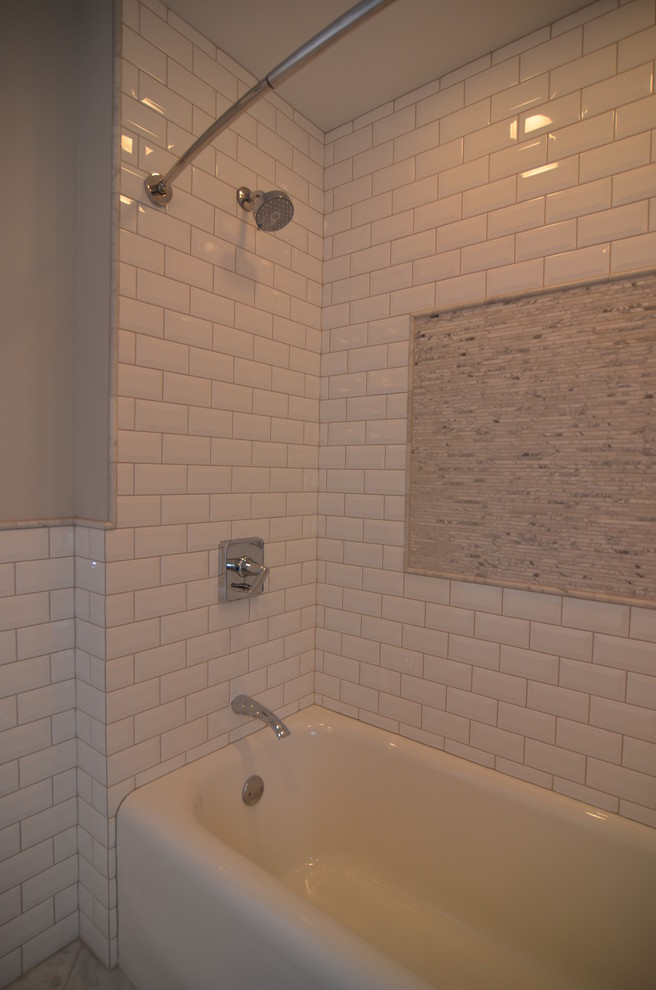 Inspiration för mellanstora klassiska badrum, med ett undermonterad handfat, skåp i shakerstil, grå skåp, marmorbänkskiva, en dusch/badkar-kombination, en toalettstol med separat cisternkåpa, vit kakel, stenkakel, grå väggar och marmorgolv