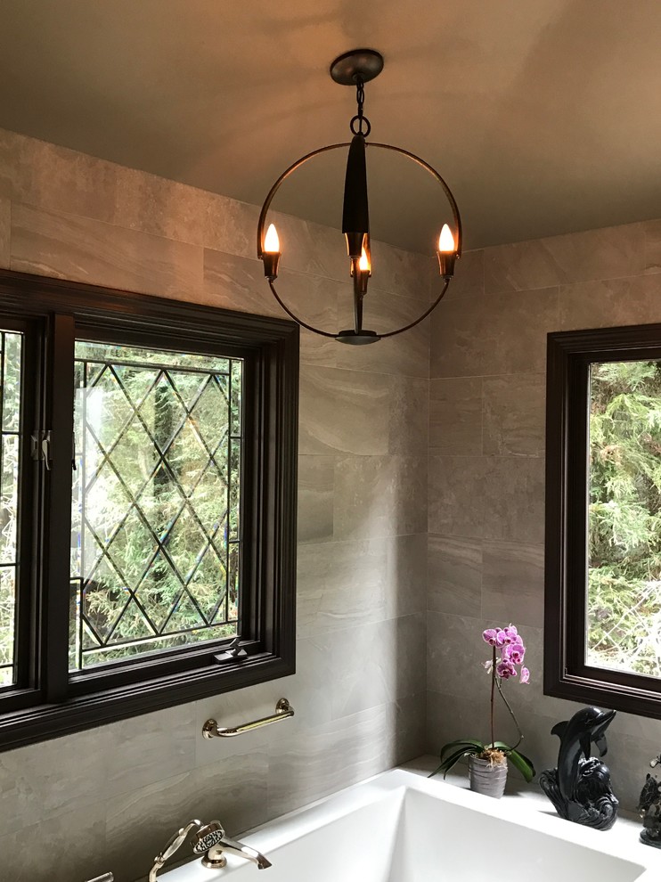 Idéer för stora vintage en-suite badrum, med ett badkar i en alkov, grå kakel och porslinskakel