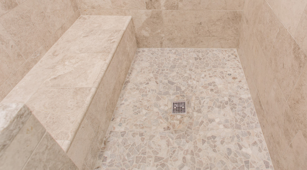 Ispirazione per una stanza da bagno padronale tradizionale con doccia alcova, piastrelle grigie, piastrelle in pietra e pavimento con piastrelle di ciottoli