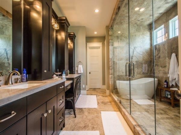 Imagen de cuarto de baño principal de estilo americano grande con armarios estilo shaker y puertas de armario de madera en tonos medios