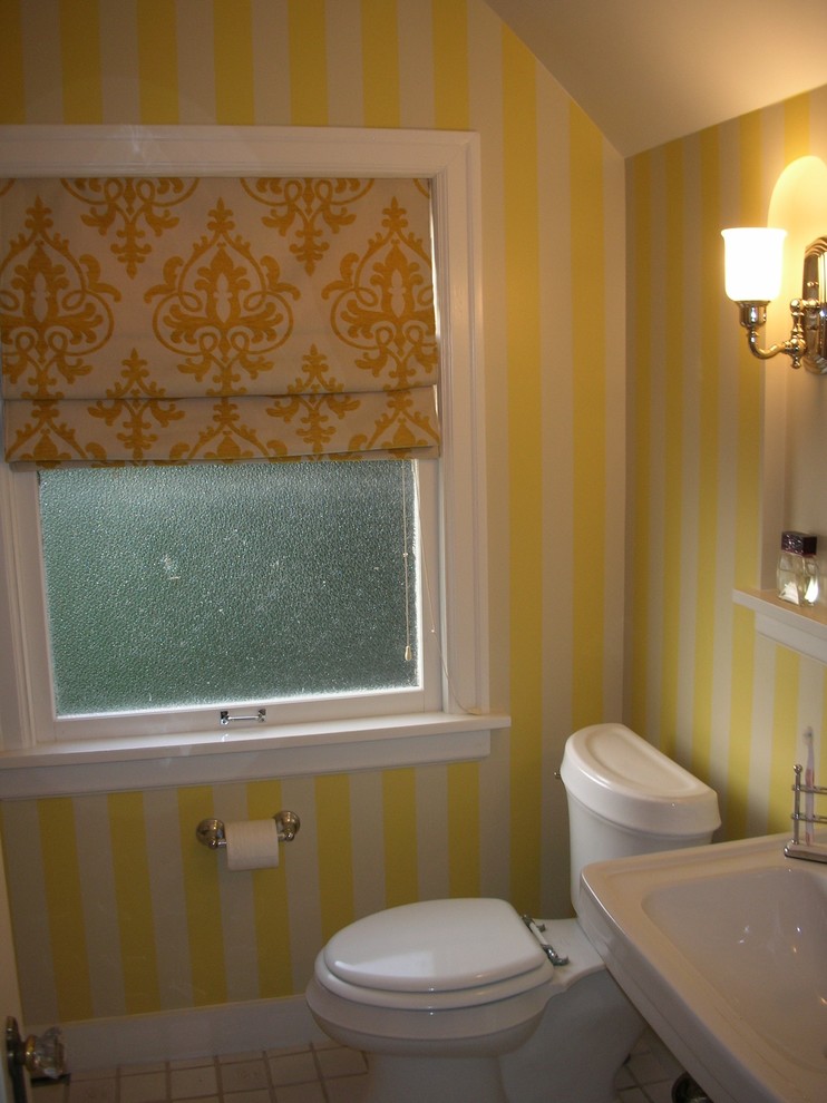 Inspiration för ett mellanstort eklektiskt badrum med dusch, med en dusch i en alkov, en toalettstol med hel cisternkåpa, vit kakel, flerfärgade väggar, klinkergolv i keramik och ett piedestal handfat
