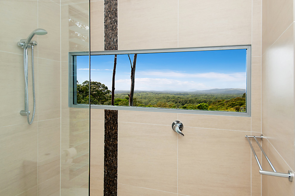Modernes Badezimmer mit offener Dusche, Porzellanfliesen und Porzellan-Bodenfliesen in Brisbane