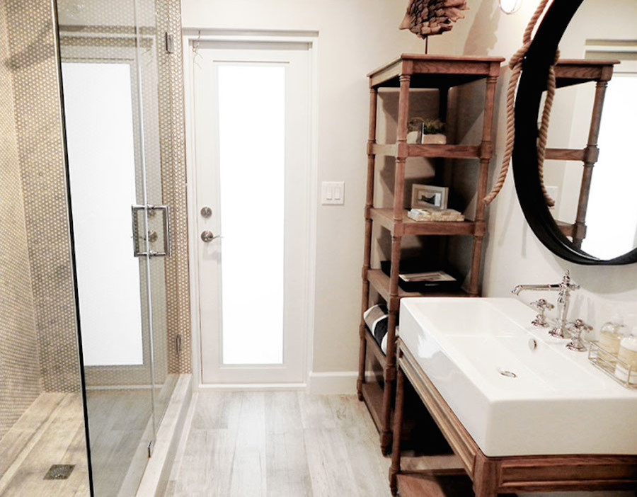 Пример оригинального дизайна: ванная комната среднего размера в морском стиле с открытыми фасадами, темными деревянными фасадами, душем в нише, бежевой плиткой, коричневой плиткой, плиткой мозаикой, белыми стенами, светлым паркетным полом, душевой кабиной, монолитной раковиной, бежевым полом и душем с распашными дверями