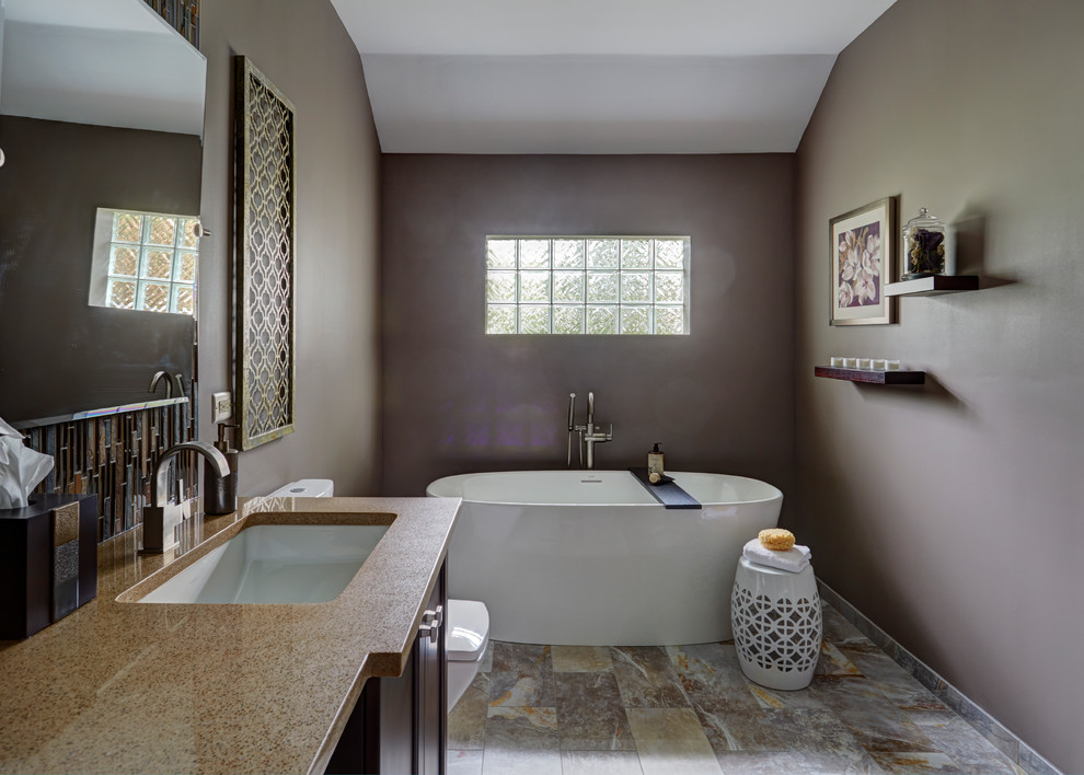 На фото: ванная комната среднего размера в современном стиле с фасадами в стиле шейкер, темными деревянными фасадами, отдельно стоящей ванной, унитазом-моноблоком, разноцветной плиткой, удлиненной плиткой, серыми стенами, душевой кабиной, врезной раковиной и душем в нише