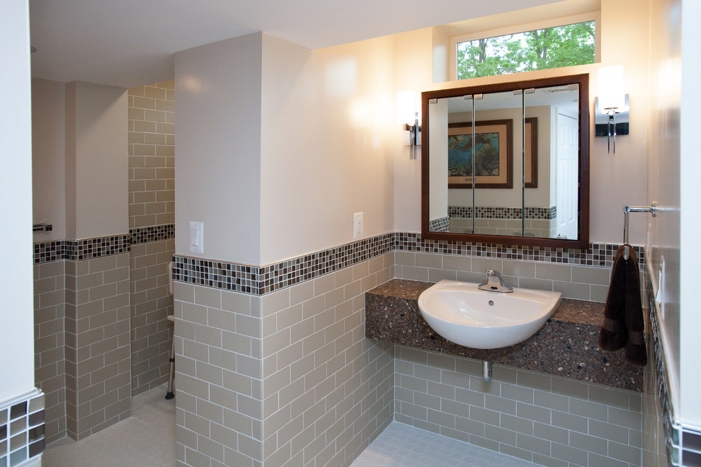 Immagine di una stanza da bagno classica con doccia aperta, piastrelle beige, pareti beige e lavabo a bacinella