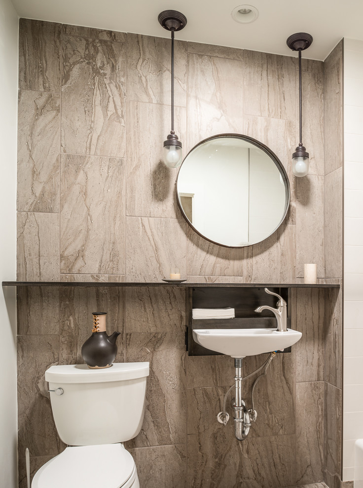 Modern inredning av ett litet badrum, med beige kakel, keramikplattor, ett väggmonterat handfat och en toalettstol med separat cisternkåpa