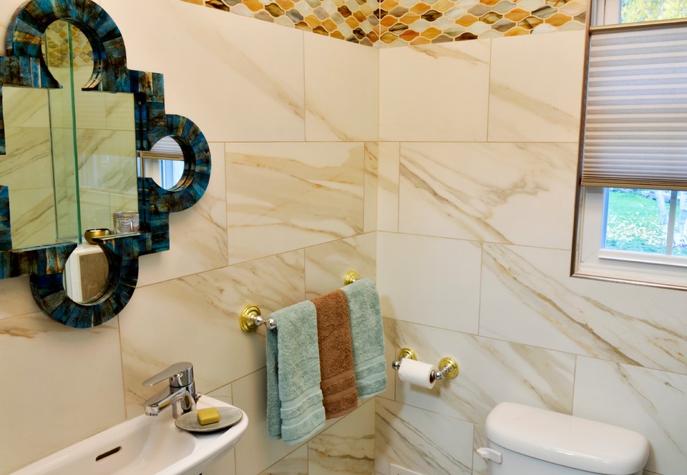 Источник вдохновения для домашнего уюта: ванная комната в стиле неоклассика (современная классика) с подвесной раковиной, керамической плиткой, полом из керамической плитки и душевой кабиной