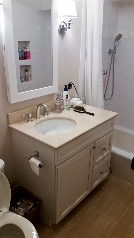 Kleines Klassisches Badezimmer En Suite mit Waschtisch aus Holz, Duschbadewanne, weißen Fliesen, weißer Wandfarbe und Keramikboden in Chicago