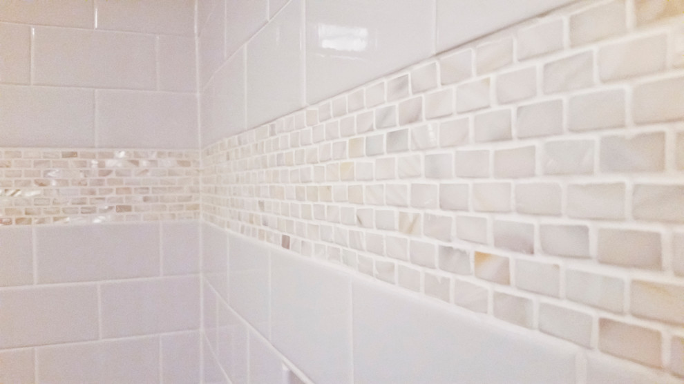 Idee per una piccola stanza da bagno padronale chic con top in legno, vasca/doccia, piastrelle bianche, pareti bianche e pavimento con piastrelle in ceramica