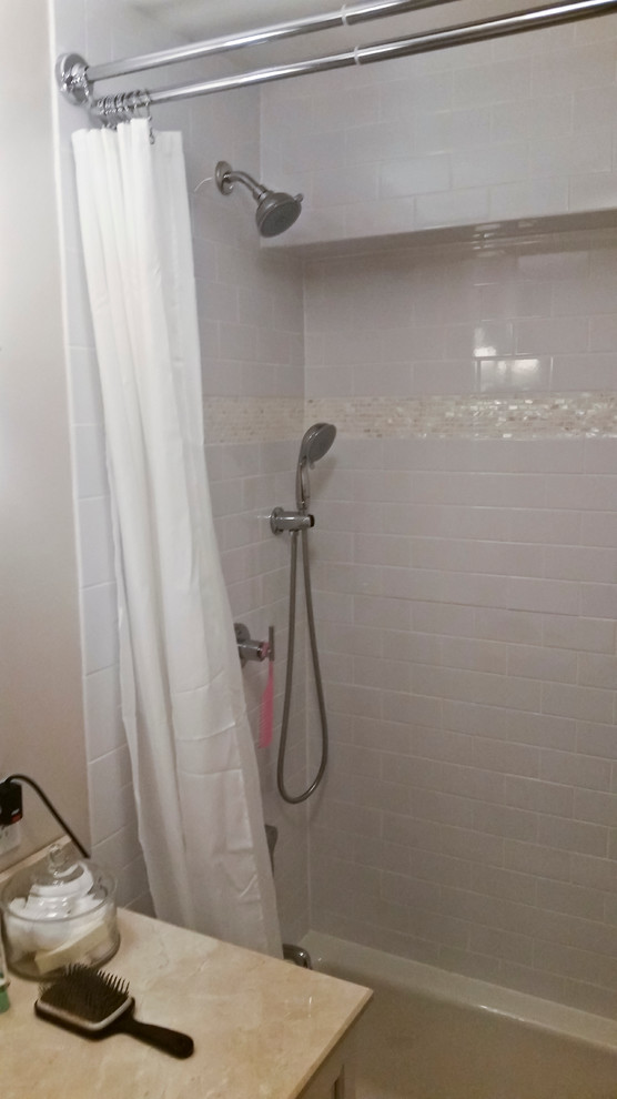 Esempio di una piccola stanza da bagno padronale classica con top in legno, vasca/doccia, piastrelle bianche, pareti bianche e pavimento con piastrelle in ceramica