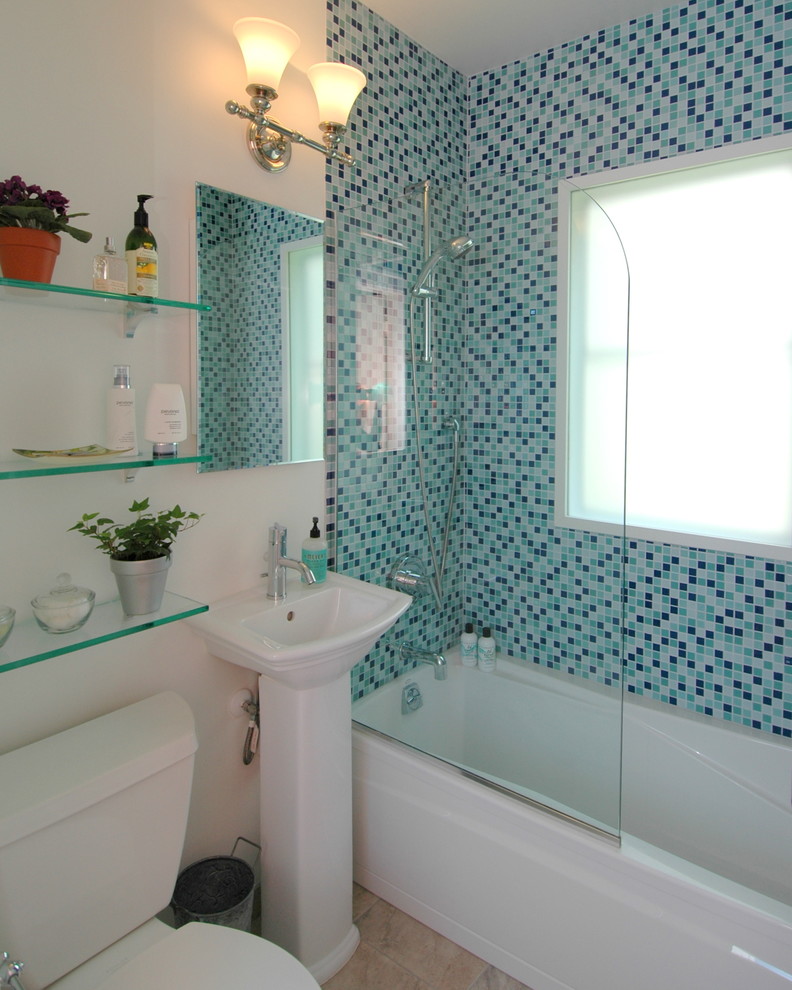 Идея дизайна: маленькая ванная комната в современном стиле с раковиной с пьедесталом, ванной в нише, душем над ванной, раздельным унитазом, синей плиткой, белыми стенами, полом из керамической плитки, душевой кабиной и стеклянной плиткой для на участке и в саду