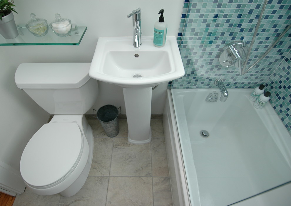 Idee per una piccola stanza da bagno con doccia contemporanea con lavabo a colonna, vasca ad alcova, vasca/doccia, WC a due pezzi, piastrelle blu, pareti bianche e pavimento con piastrelle in ceramica