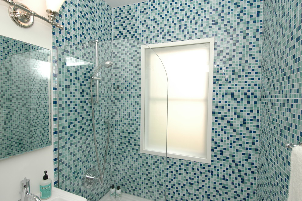 Aménagement d'une petite salle d'eau contemporaine avec une baignoire en alcôve, un combiné douche/baignoire, un carrelage bleu, un carrelage en pâte de verre, un mur blanc et un sol en carrelage de céramique.