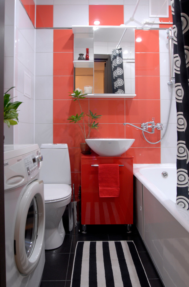 Kleines Modernes Badezimmer mit flächenbündigen Schrankfronten, roten Schränken, Duschbadewanne, Toilette mit Aufsatzspülkasten, roten Fliesen, Keramikfliesen, weißer Wandfarbe, Keramikboden, Einbauwaschbecken und Waschtisch aus Holz in Jekaterinburg