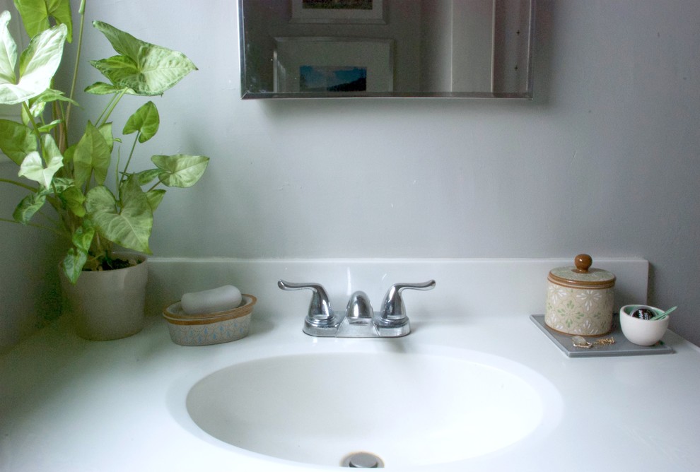На фото: маленькая ванная комната в стиле фьюжн с консольной раковиной, плоскими фасадами, светлыми деревянными фасадами, столешницей из искусственного камня, ванной в нише, душем над ванной, унитазом-моноблоком, серыми стенами и полом из линолеума для на участке и в саду