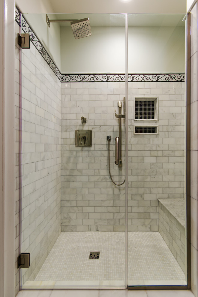 Пример оригинального дизайна: маленькая главная ванная комната в классическом стиле с врезной раковиной, фасадами в стиле шейкер, серыми фасадами, мраморной столешницей, угловым душем, раздельным унитазом, серой плиткой, каменной плиткой, серыми стенами и мраморным полом для на участке и в саду
